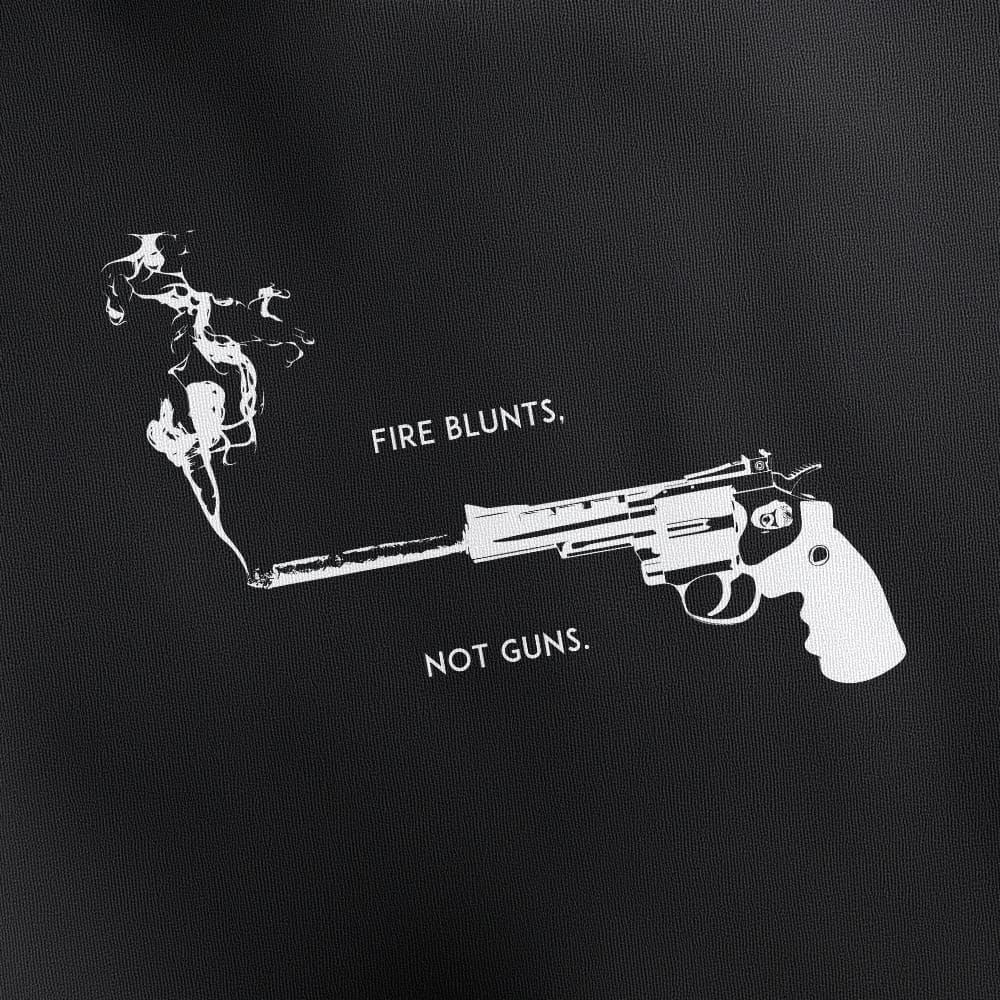 blunts-not-guns-hoodie-schwarz-closeup