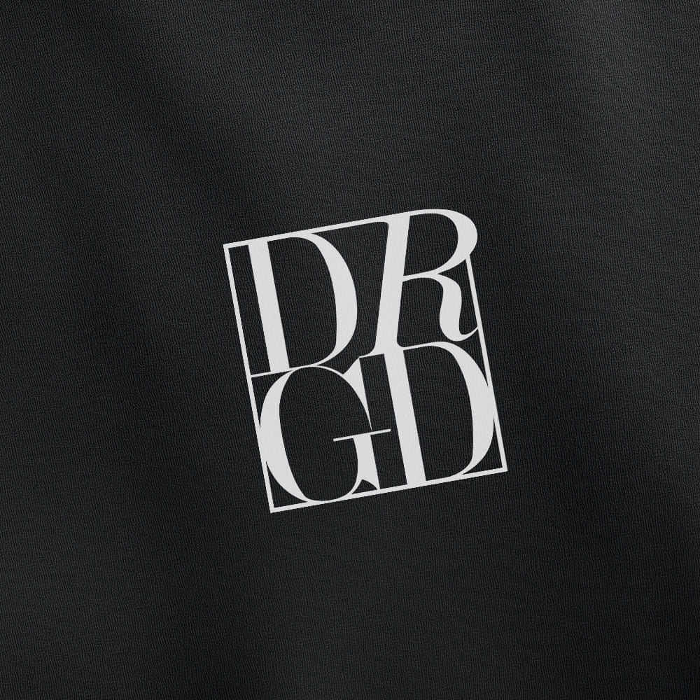 drgd-klein-shirt-schwarz-closeup
