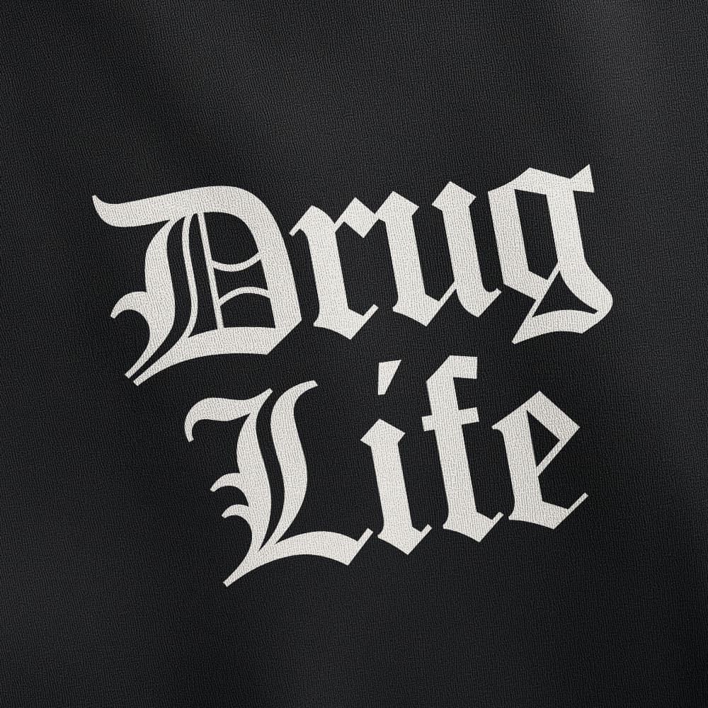 drug-life-shirt-schwarz-closeup