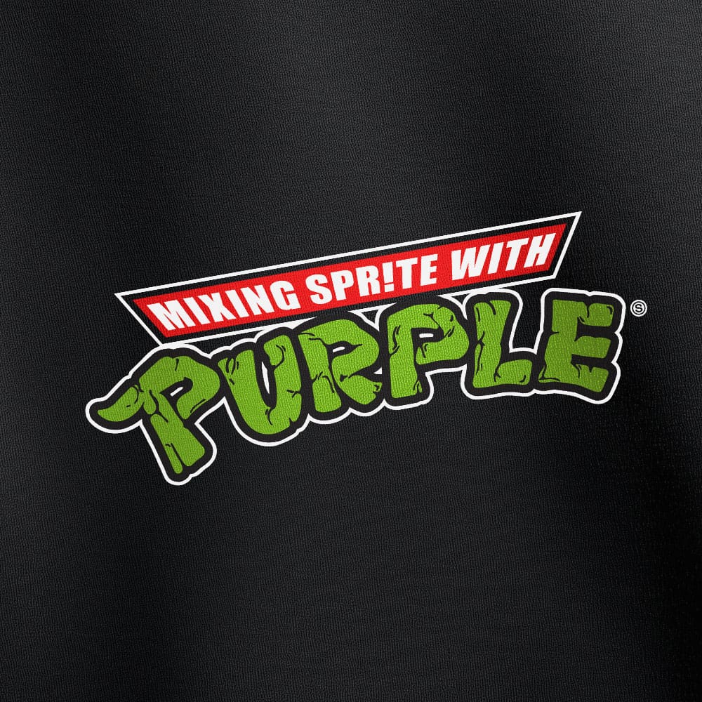 purple-shirt-schwarz-closeup