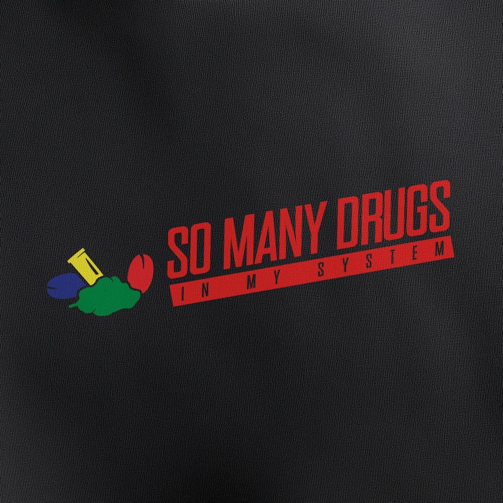 so-many-drugs-shirt-schwarz-closeup