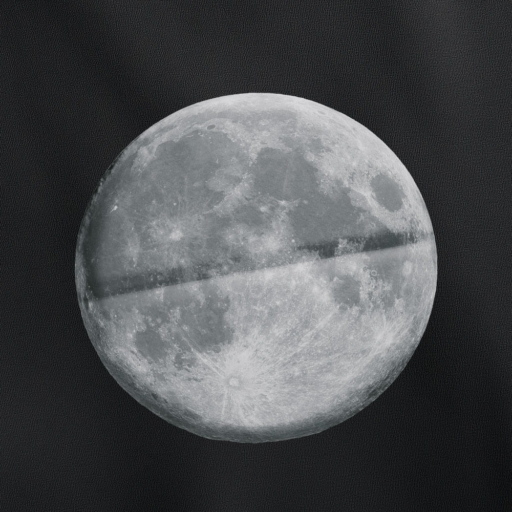 the-moon-shirt-schwarz-closeup