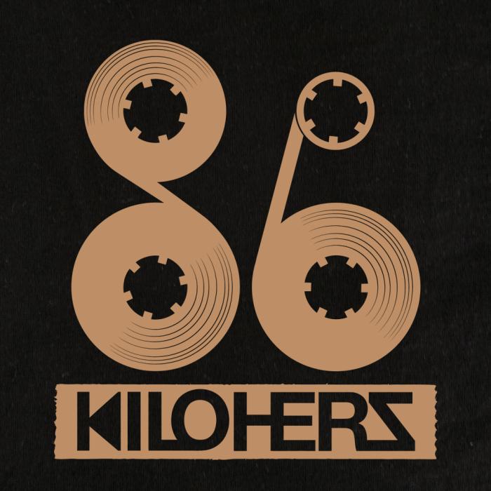 86KILOHERZ TAPE Sepia Shirt Schwarz Frauen CloseUp