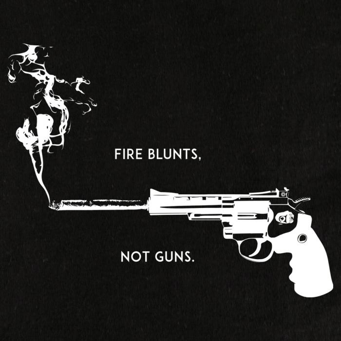 BLUNTS NOT GUNS Hoodie Schwarz CloseUp