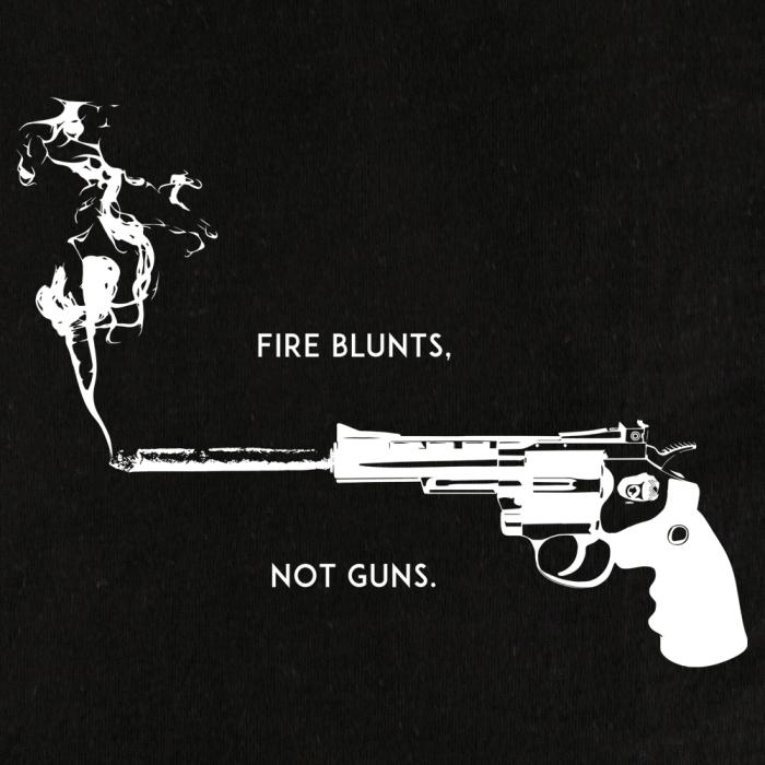 BLUNTS NOT GUNS Shirt Schwarz CloseUp